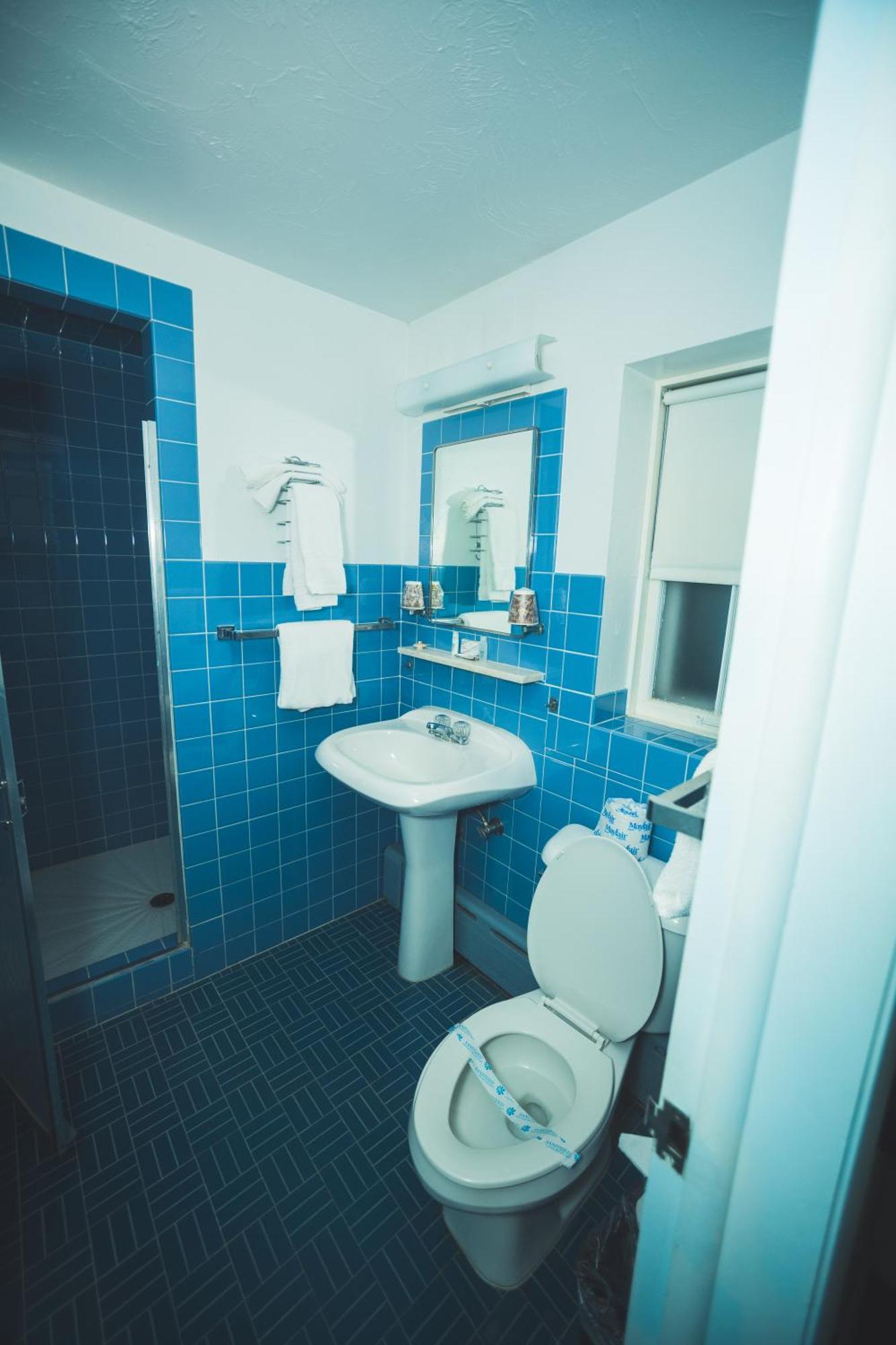 The Chalet Motel Mequon Екстериор снимка