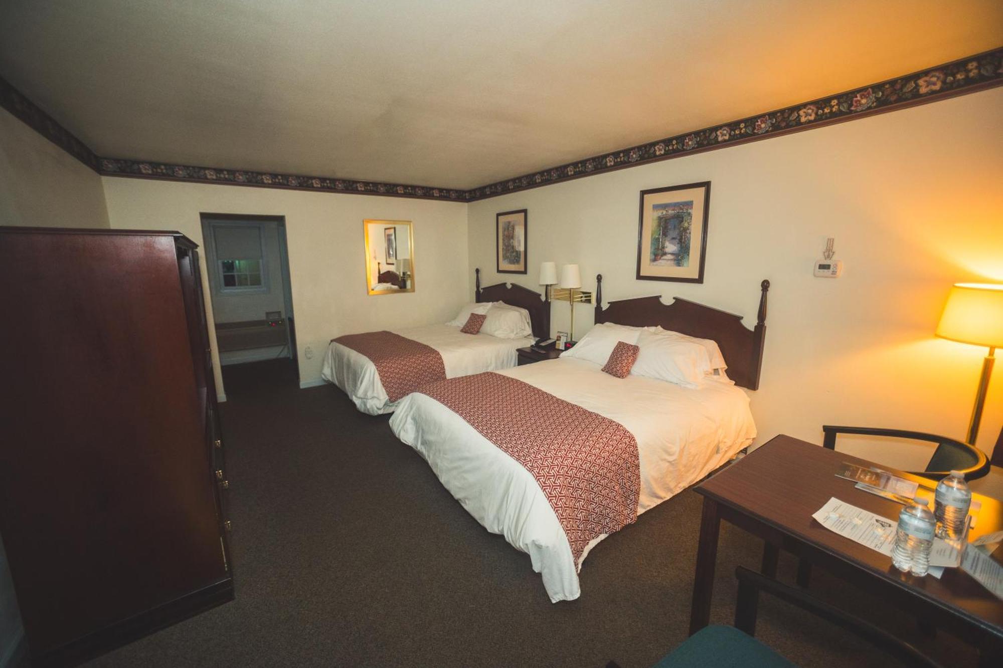 The Chalet Motel Mequon Екстериор снимка