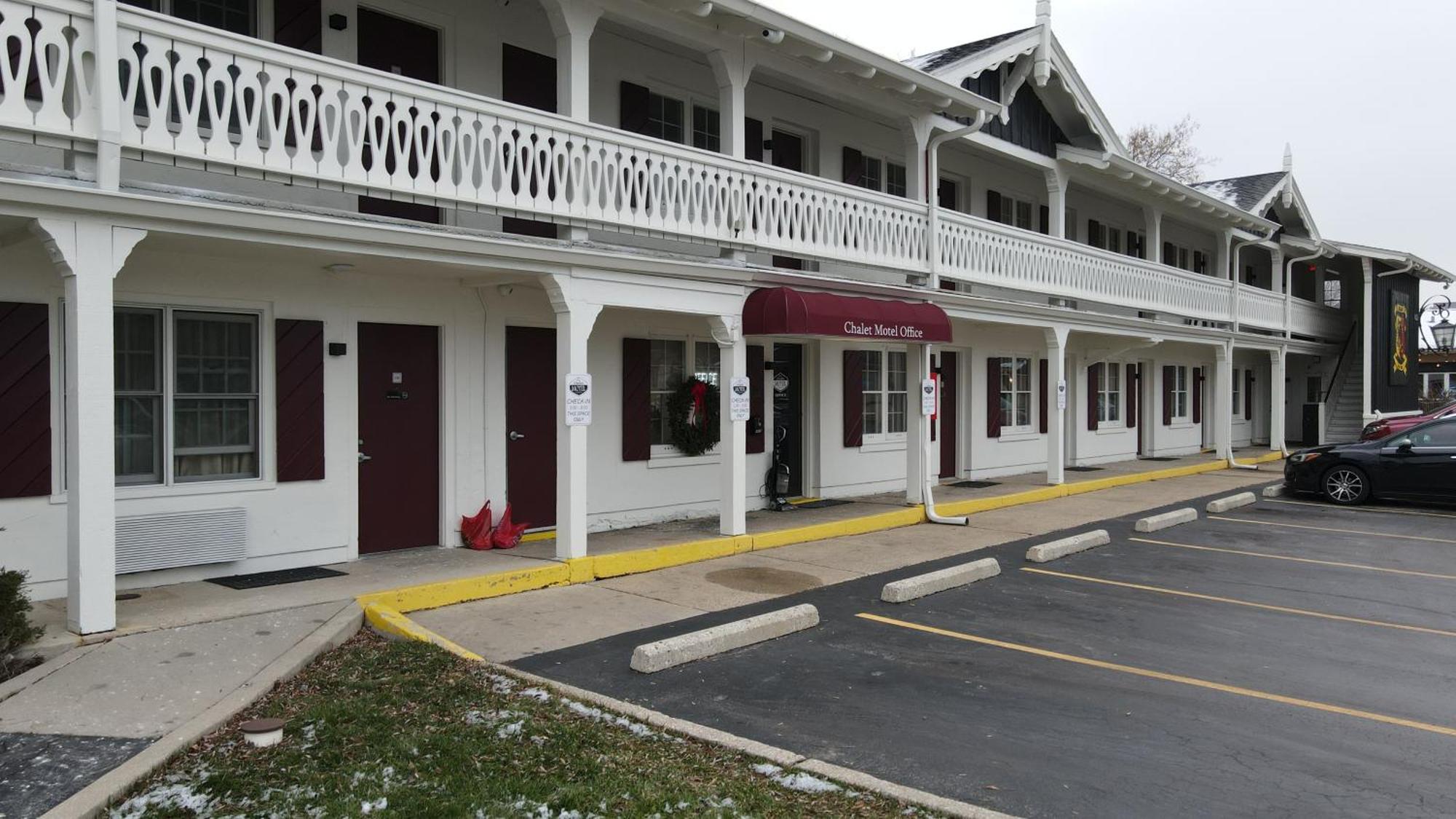 The Chalet Motel Mequon Екстериор снимка
