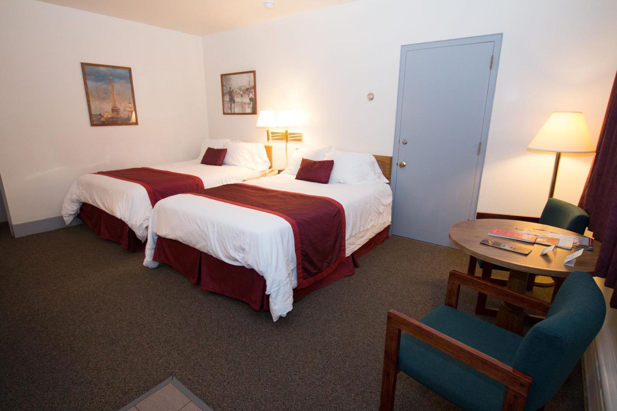 The Chalet Motel Mequon Екстериор снимка
