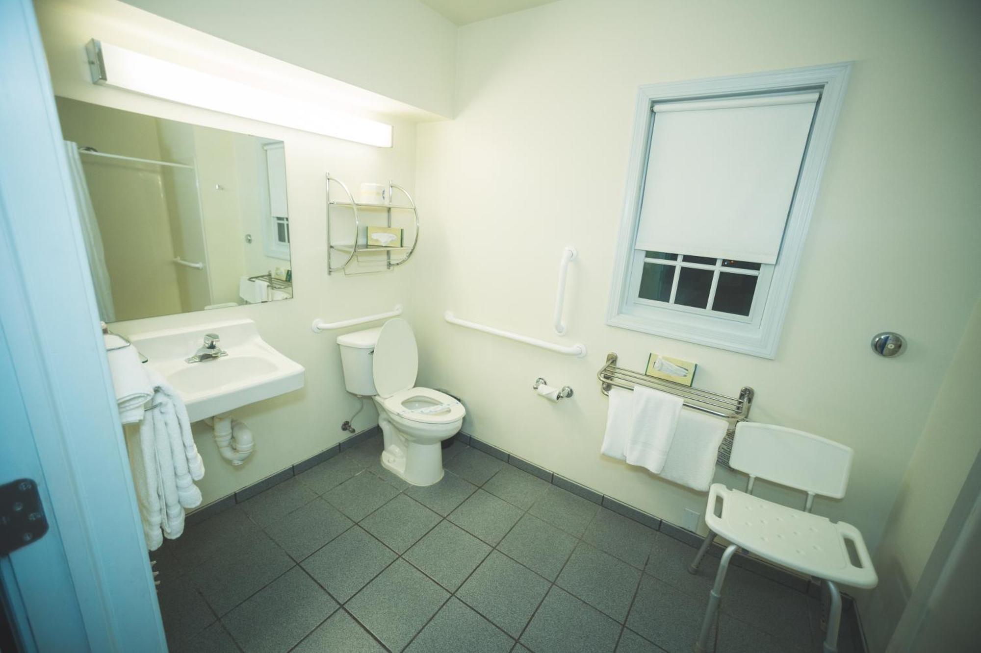 The Chalet Motel Mequon Екстериор снимка