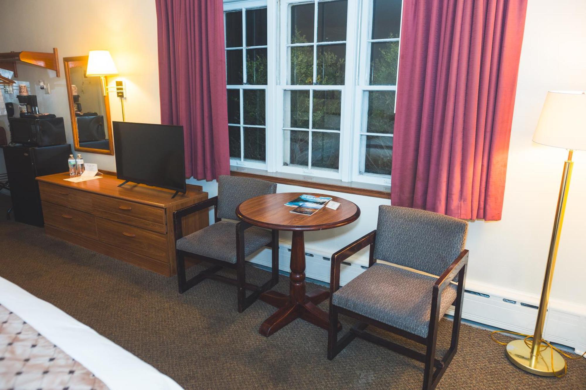 The Chalet Motel Mequon Екстериор снимка