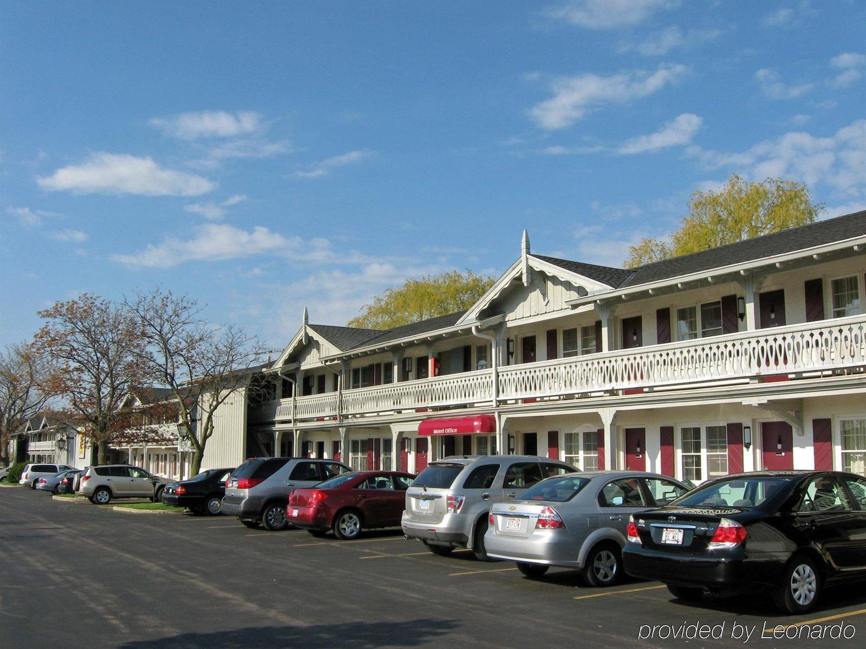 The Chalet Motel Mequon Екстериор снимка
