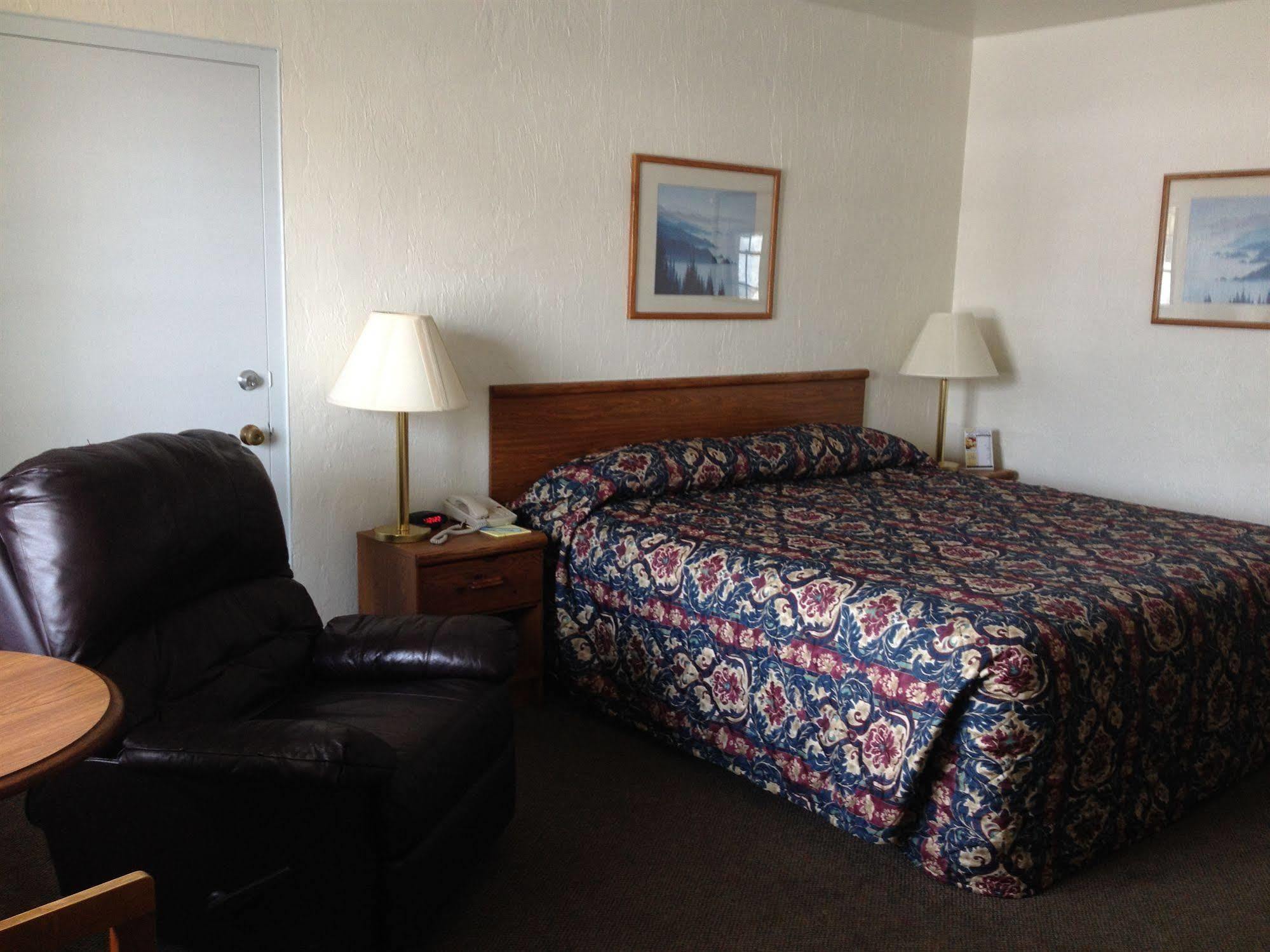 The Chalet Motel Mequon Екстериор снимка