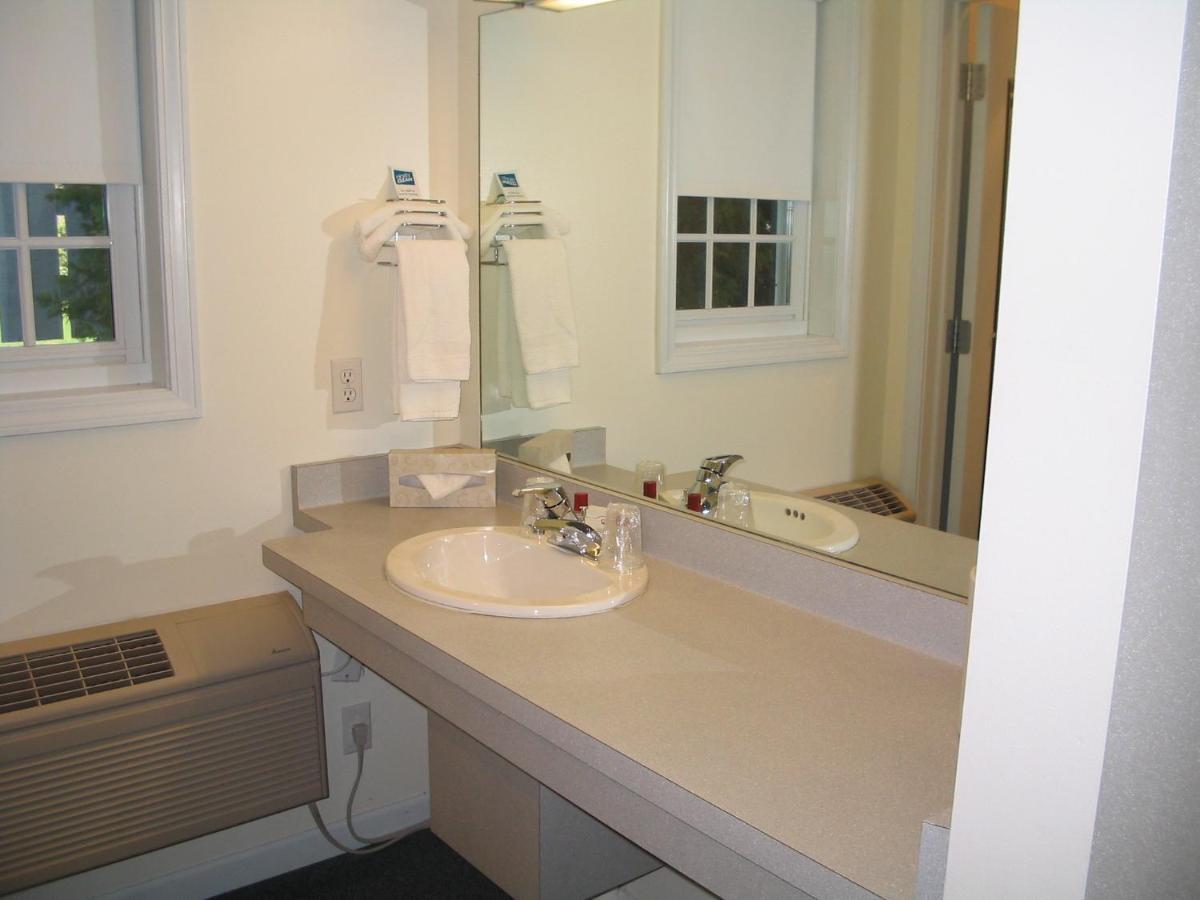 The Chalet Motel Mequon Екстериор снимка