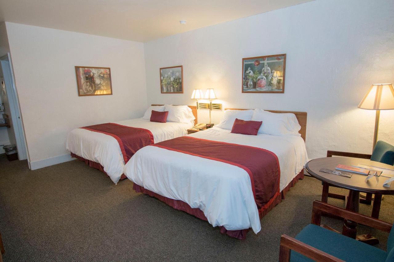 The Chalet Motel Mequon Екстериор снимка