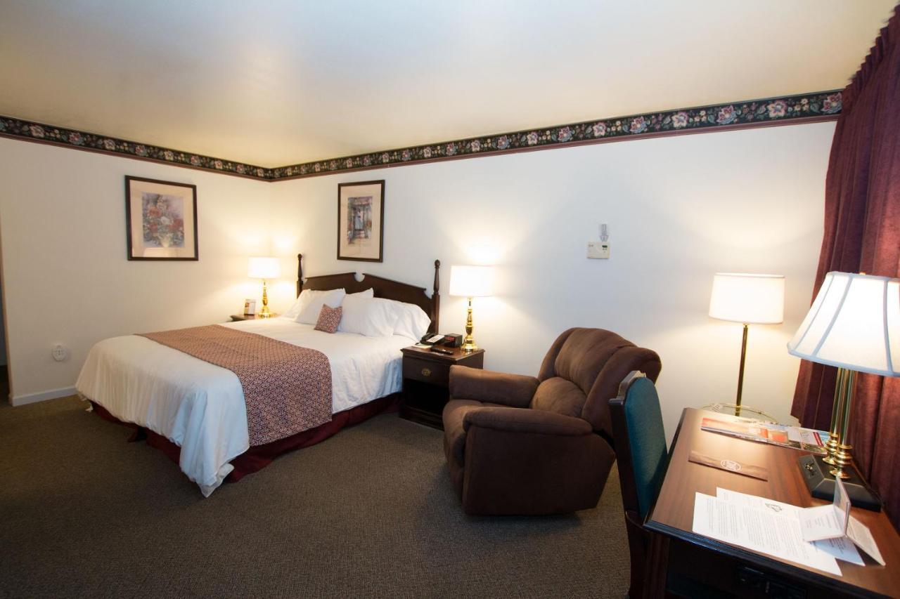 The Chalet Motel Mequon Екстериор снимка